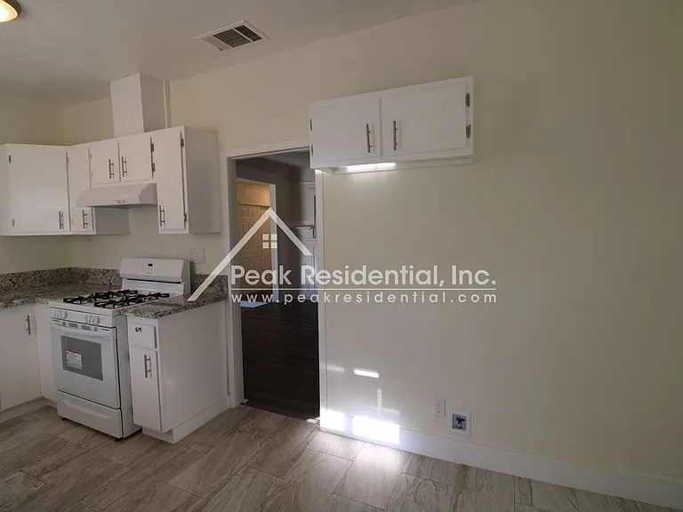 1042 Las Palmas Ave — Photo 11