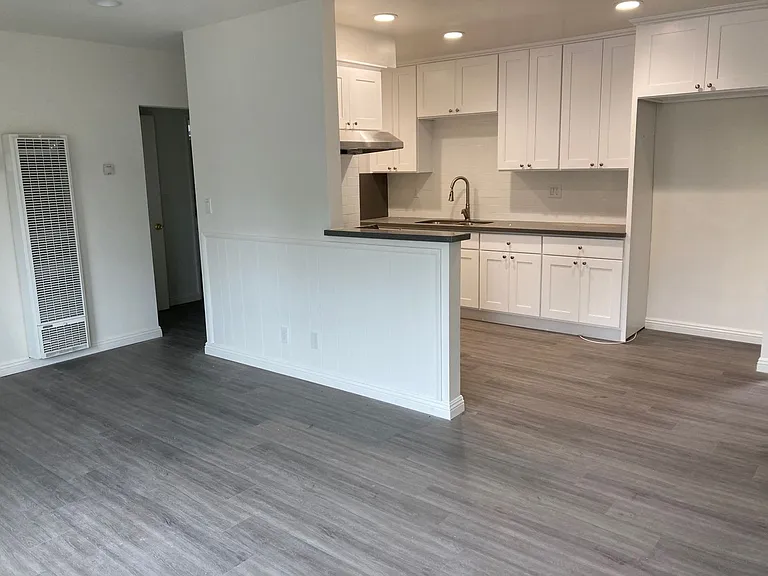 APT ROSEMEAD — Photo 8