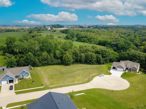 2920 Bos Ridge Rd, Pella, IA 50219