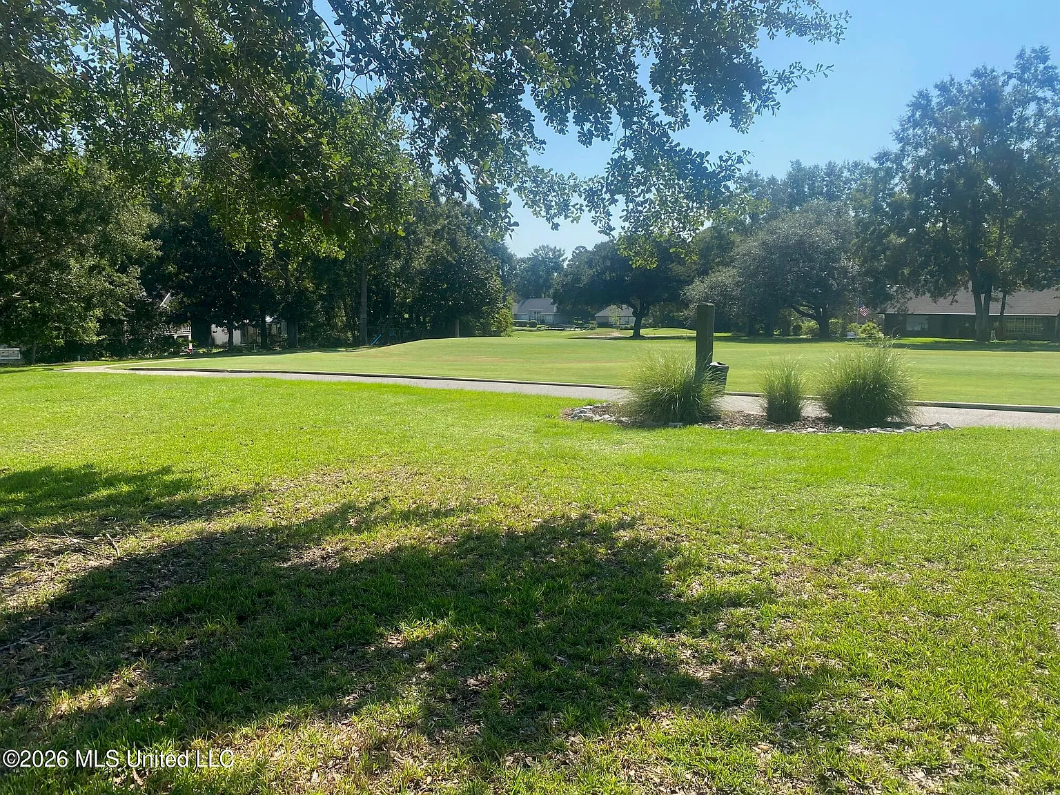 3 bed, 2.5 bath, 2400 sqft, $2,500 — Photo 2