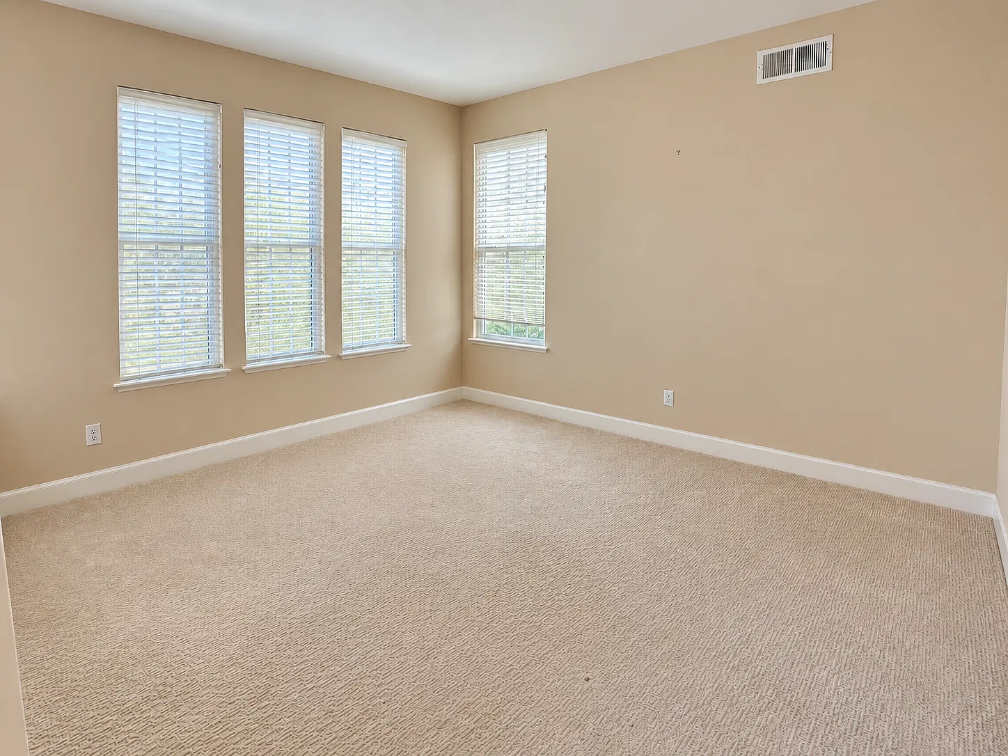 5 bed, 3080 sqft, $4,950 — Photo 4