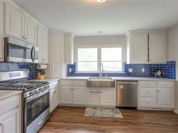 1321 E 126th St, Grandview, MO 64030