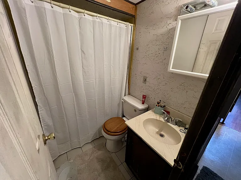 Main floor full bath
