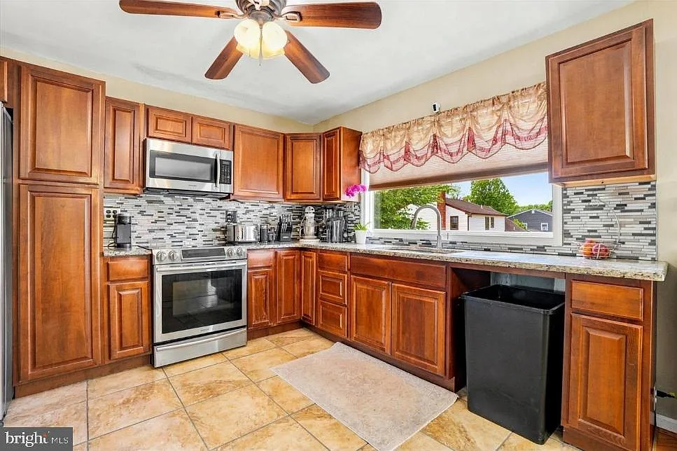 5 bed, 3.0 bath, 21000 sqft, $3,500 — Photo 2