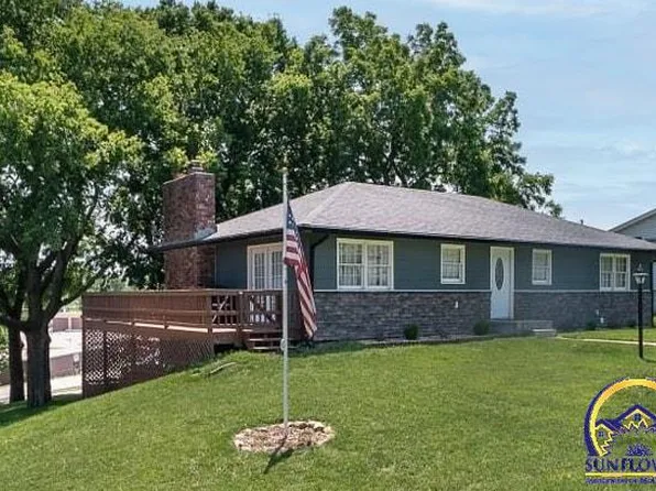 212 Delaware Dr, Ozawkie, KS 66070