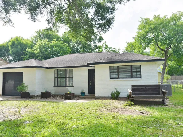 536 Castlelake Dr, Friendswood, TX 77546