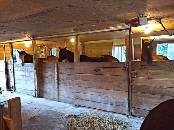 4 stall barn with hay loft