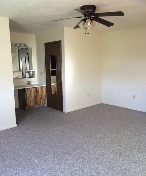 7477 Huntington Dr — Photo 5