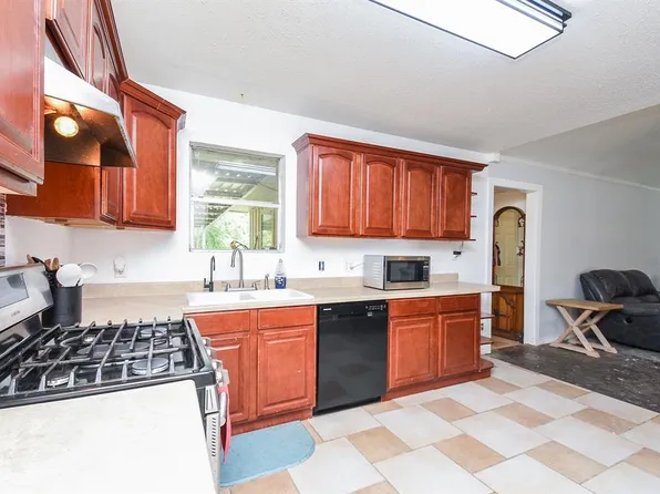 3002 Timberlane Street, Liberty, TX 77575