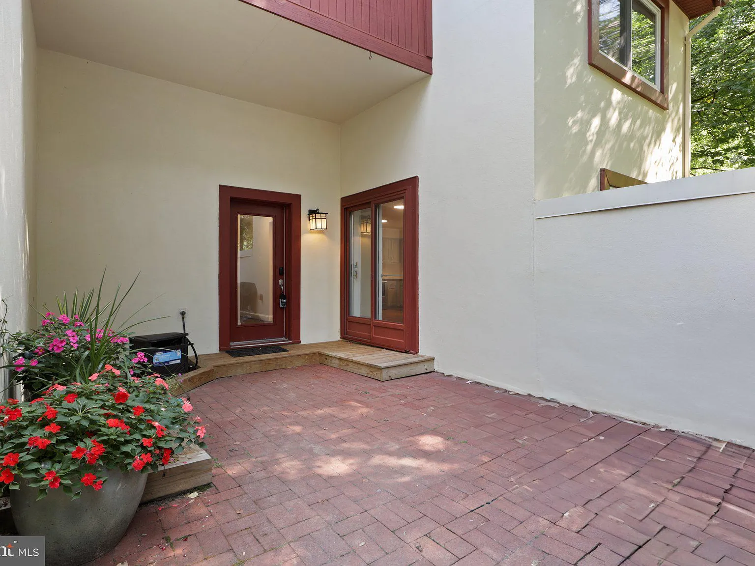4 bed, 2.5 bath, 2518 sqft, $3,700 — Photo 3