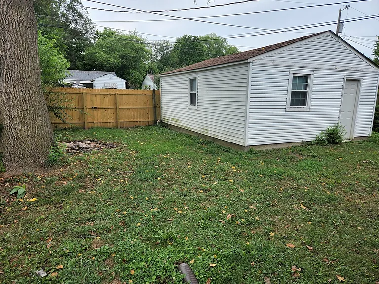 301 S Gray St — Photo 13