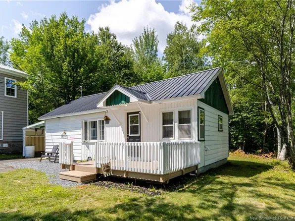35 1st Ave, McAdam, NB E6J 1S3