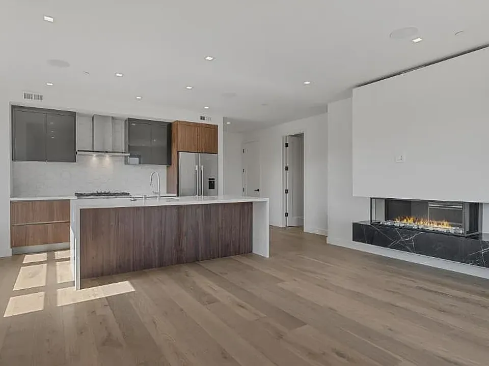 1103 S Van Ness Ave