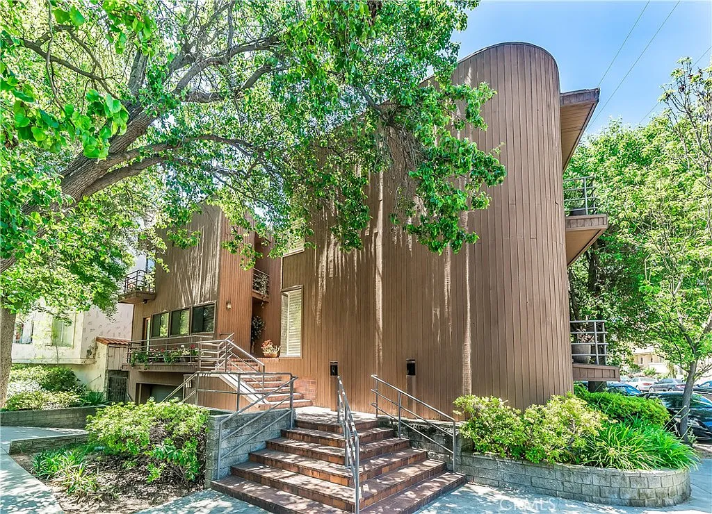 2 bed, 1374 sqft, $4,100 — Photo 1