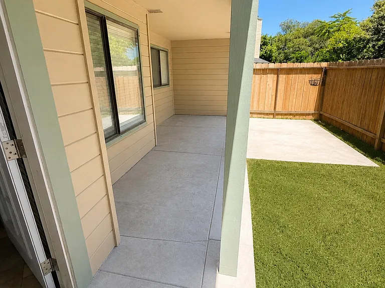 1952 Hacienda Dr — Photo 11