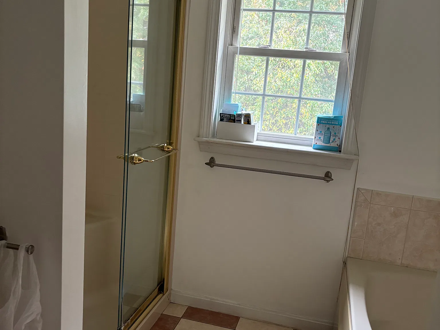 4 bed, 2.5 bath, 3122 sqft, $800 — Photo 2
