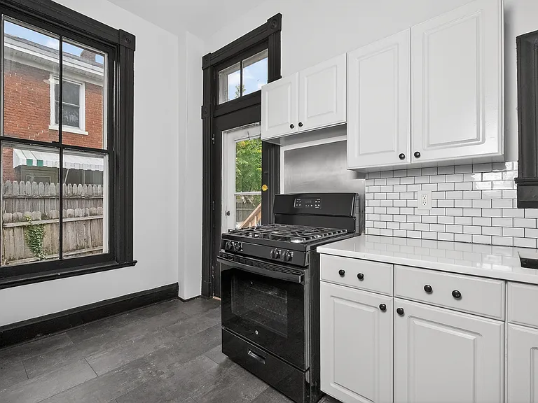 223 E 15th St #1 — Photo 11