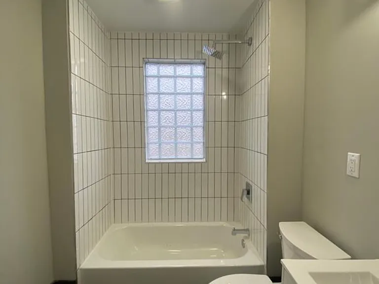302 E Markison Ave #302 — Photo 5