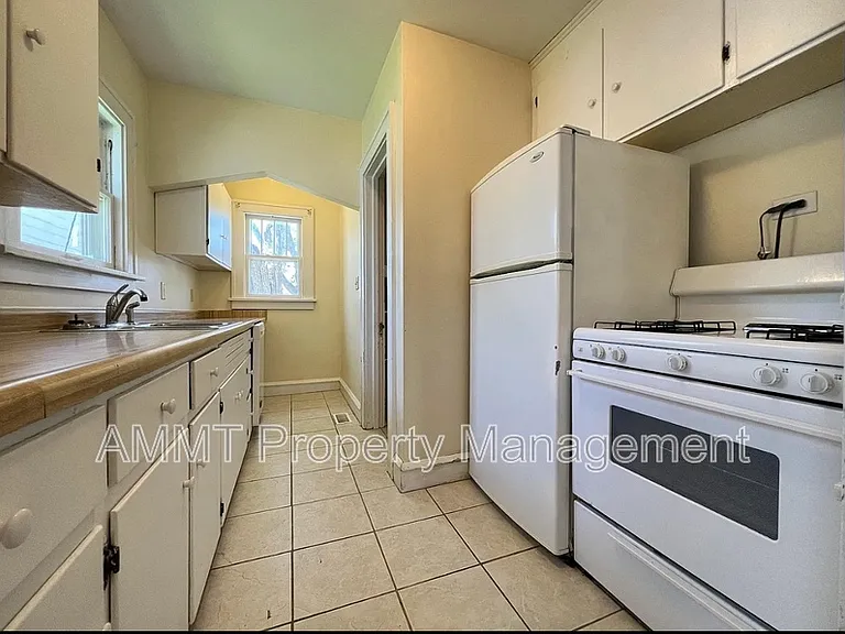 421 19th St NE — Photo 3