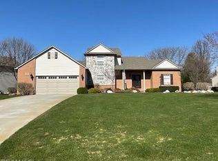 2128 Woodland Ravine Dr, Brighton, MI