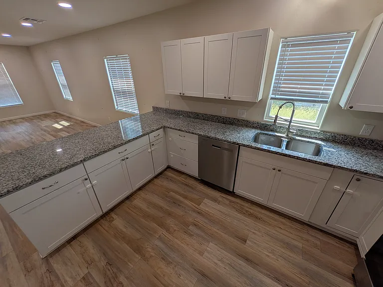 924 E Walnut St — Photo 6