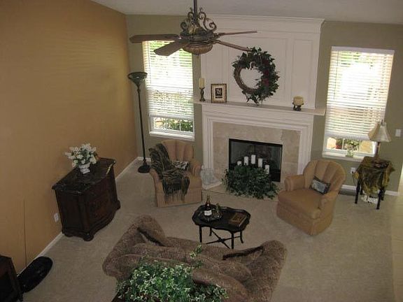 Great Room w/vaulted ceiling