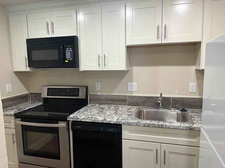 2708 Oak Rd #A — Photo 8