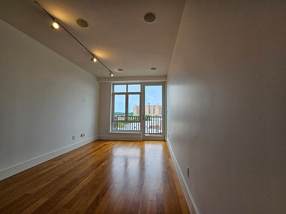 3rd image of 301 Sullivan Pl APT 7L