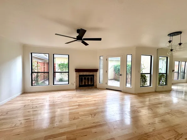 983 E Foxhill Dr, Fresno, CA 93720