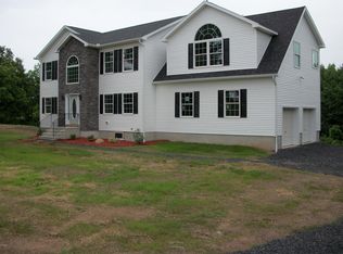 128 Stoney Ledge Rd, Stroudsburg, PA 18058