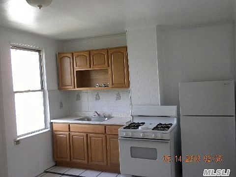2nd image of 2289 Pacific St