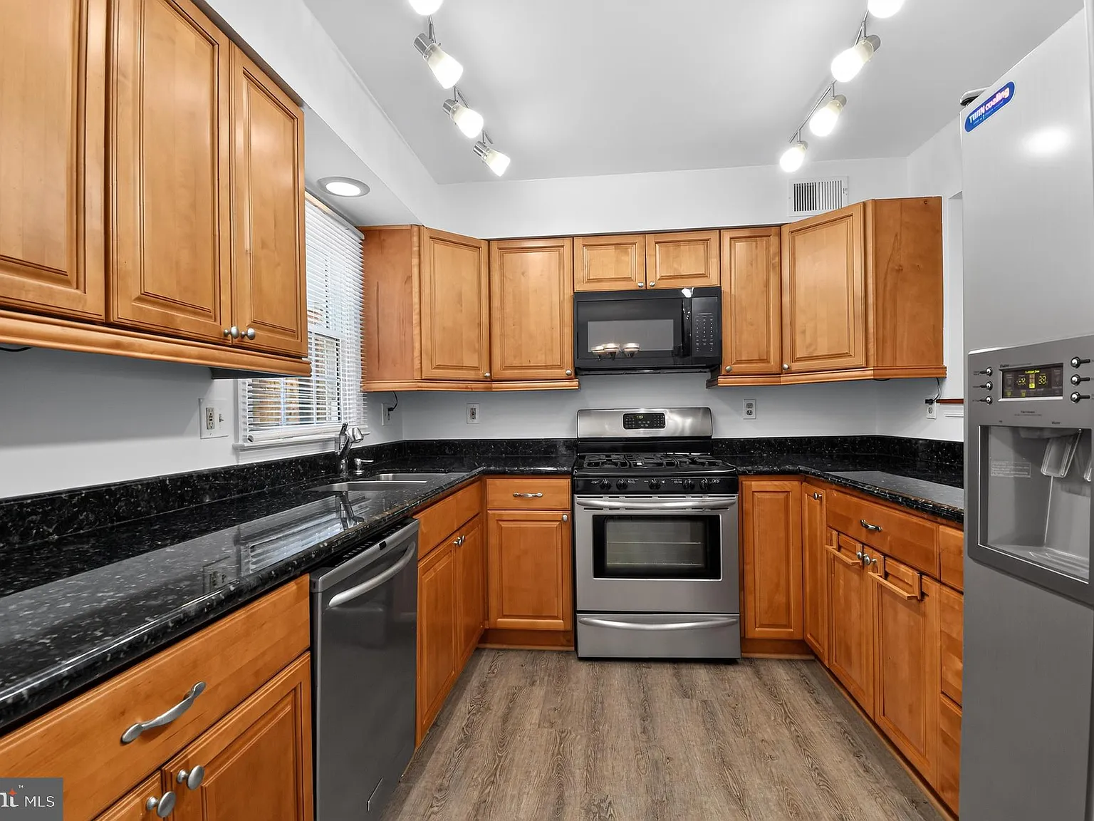 4 bed, 3.5 bath, 1320 sqft, $3,000 — Photo 3