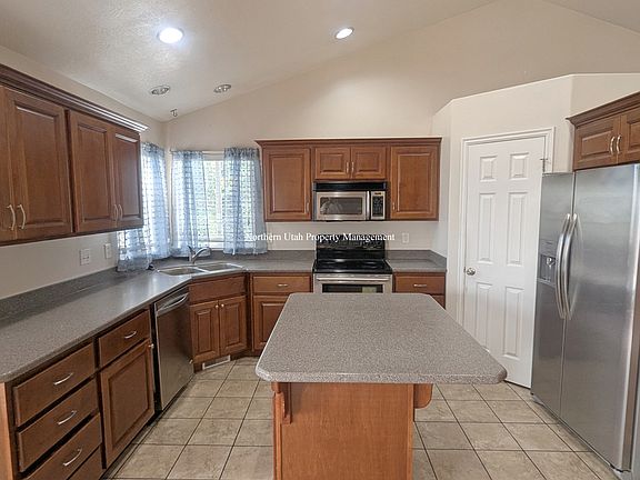 4 Kitchen_10132025