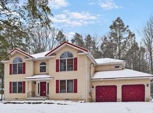 131 Hillside Dr, Greentown, PA 18426