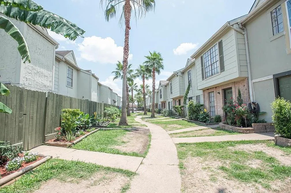 2 bed, 1.5 bath, 1120 sqft, $1,240 — Photo 1