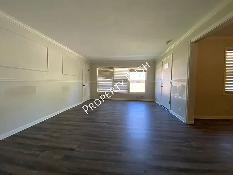 4726 Fairwood Ln — Photo 4