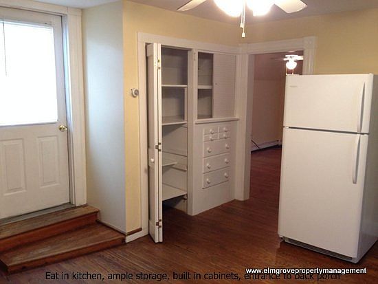 Eat in kitchen, hardwood floor