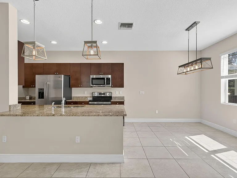 1609 NW Cataluna Cir — Photo 10