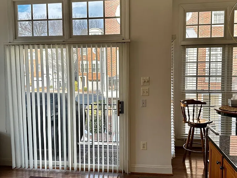 1607 Seneca Ave — Photo 13