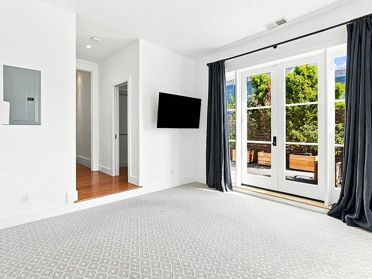 2570 Folsom St — Photo 15