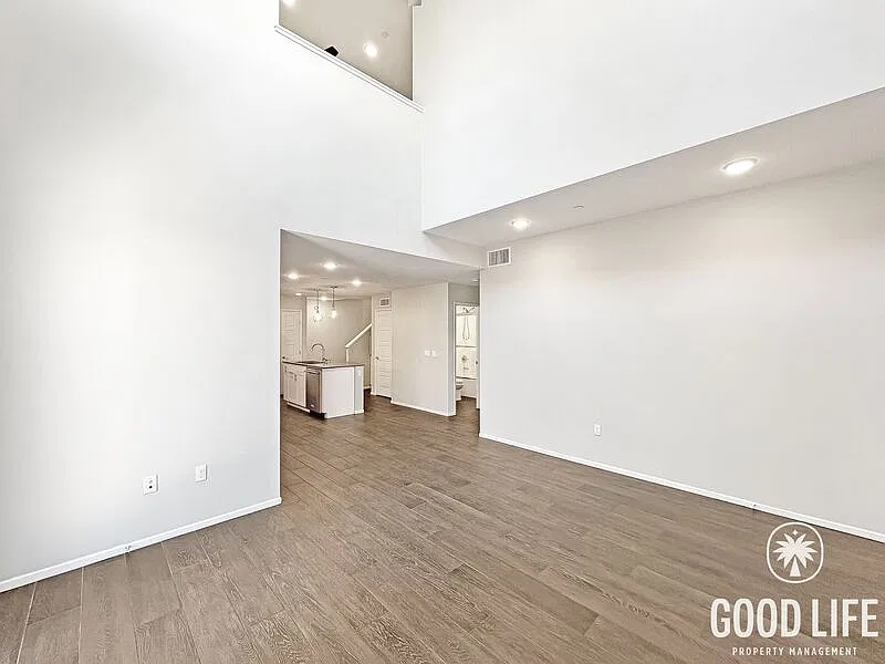 5 bed, 4.0 bath, 2069 sqft, $4,400 — Photo 3
