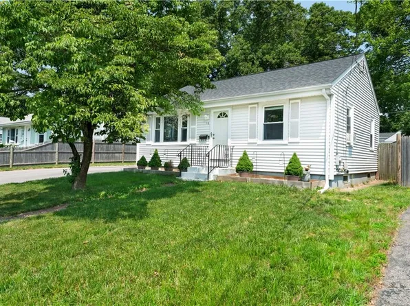 16 Windwood Rd, Cranston, RI 02920