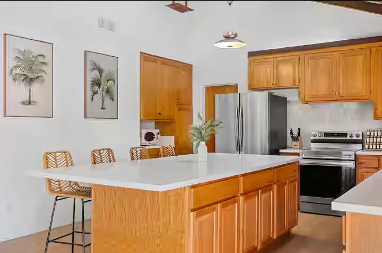 4 bed, 2600 sqft, $6,950 — Photo 2