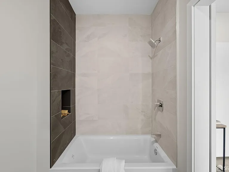 811 Valencia St #404 — Photo 11
