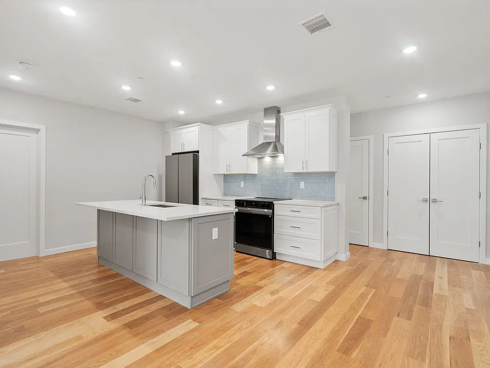 267 Old Colony Ave #206