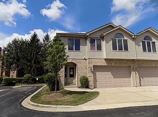 669 E Nerge Rd, Roselle, IL 60172