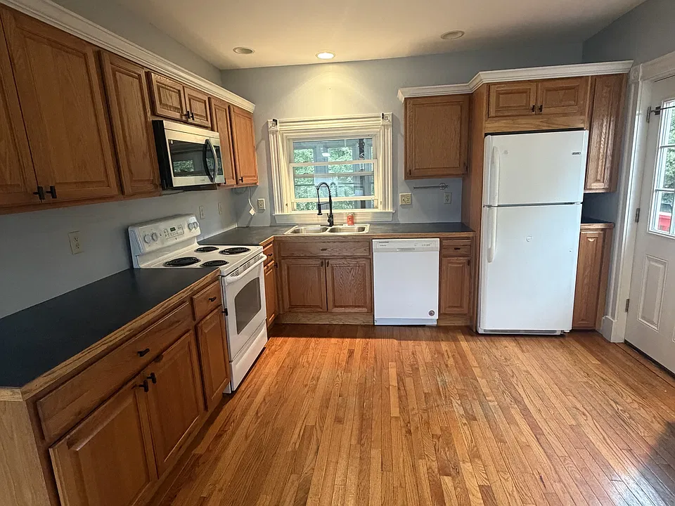 66 Middle Rd #2