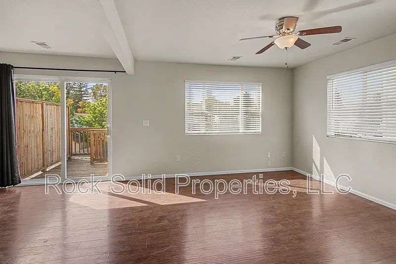 3 bed, 2.5 bath, 2130 sqft, $1,795 — Photo 3