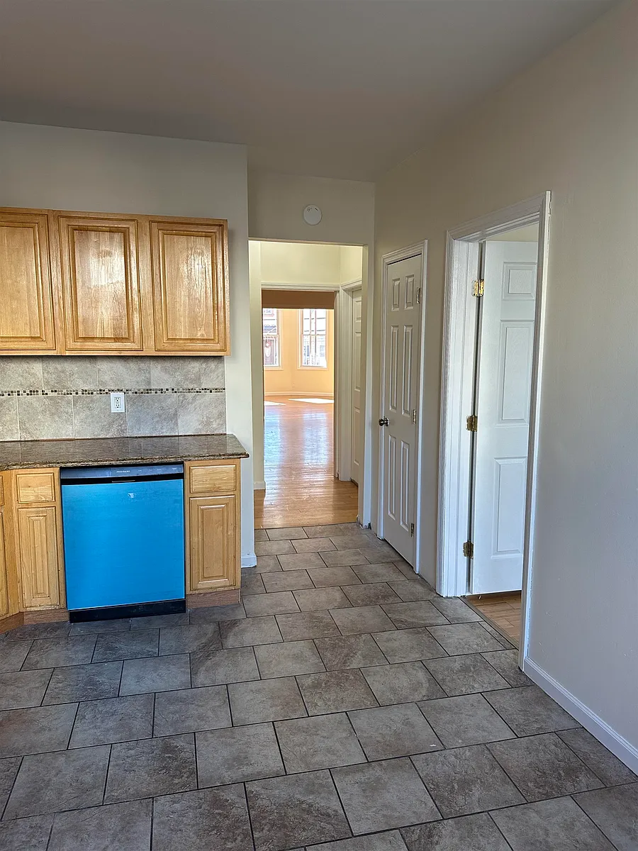 Building Photo - 125 W 28th St #1