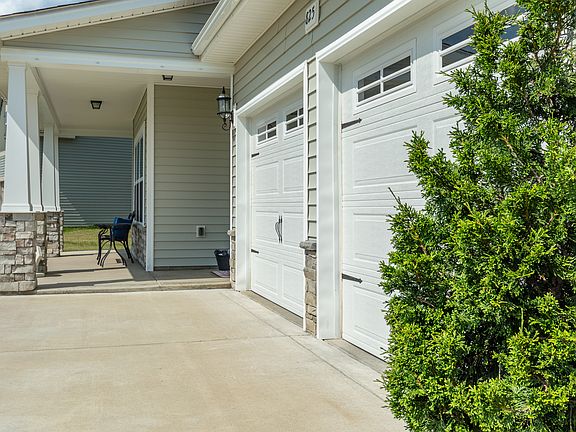 5th image of 825 Pecan Grove Loop